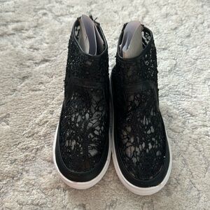 Chase and Chloe girls high tops size 2